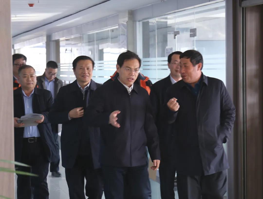 沂南縣縣委侯占夫書(shū)記一行蒞臨東岳機械調研工作 沂南縣縣委侯占夫書(shū)記一行蒞臨東岳機械調研工作